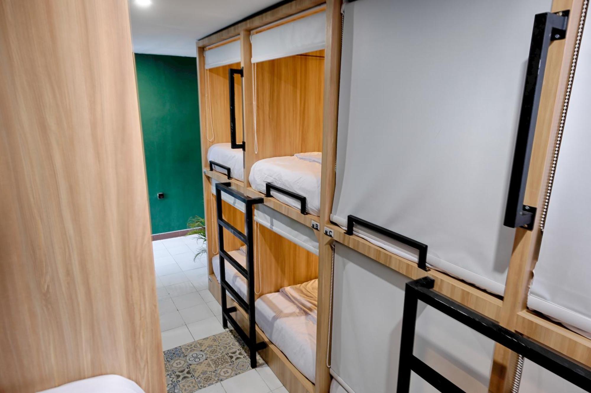 Hubs Hostel Джокякарта Екстериор снимка